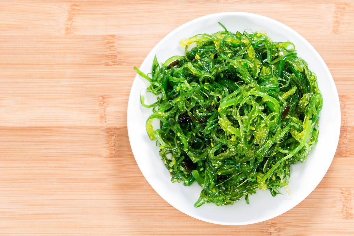 Photo d'une assiette d'une salade d'algue